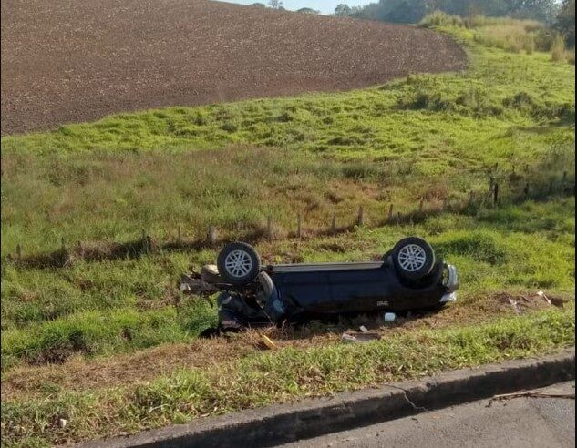 Duas pessoas morrem após carro cair em ribanceira na Dutra, em Pindamonhangaba