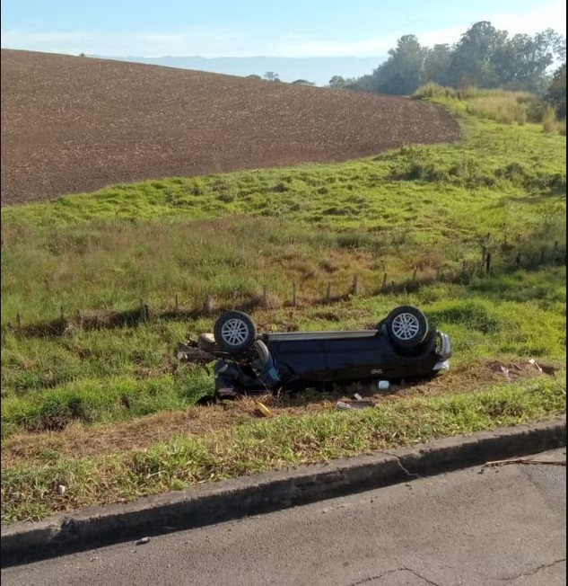 Duas pessoas morrem após carro cair em ribanceira na Dutra, em Pindamonhangaba