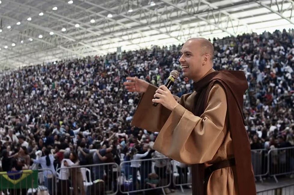 Multidão na Canção Nova: Show e Missa de Frei Gilson Marcam o Acampamento São Miguel Arcanjo