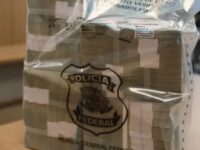 Dinheiro apreendido pela PF durante operação que teve Sóstenes Cavalcante e Carlos Jordy (PL-RJ) como alvos Imagem: Divulgação / Polícia Federal